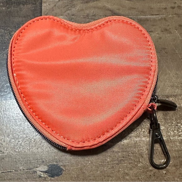 Lug Quilted Heart Pouch - Picture 3 of 3